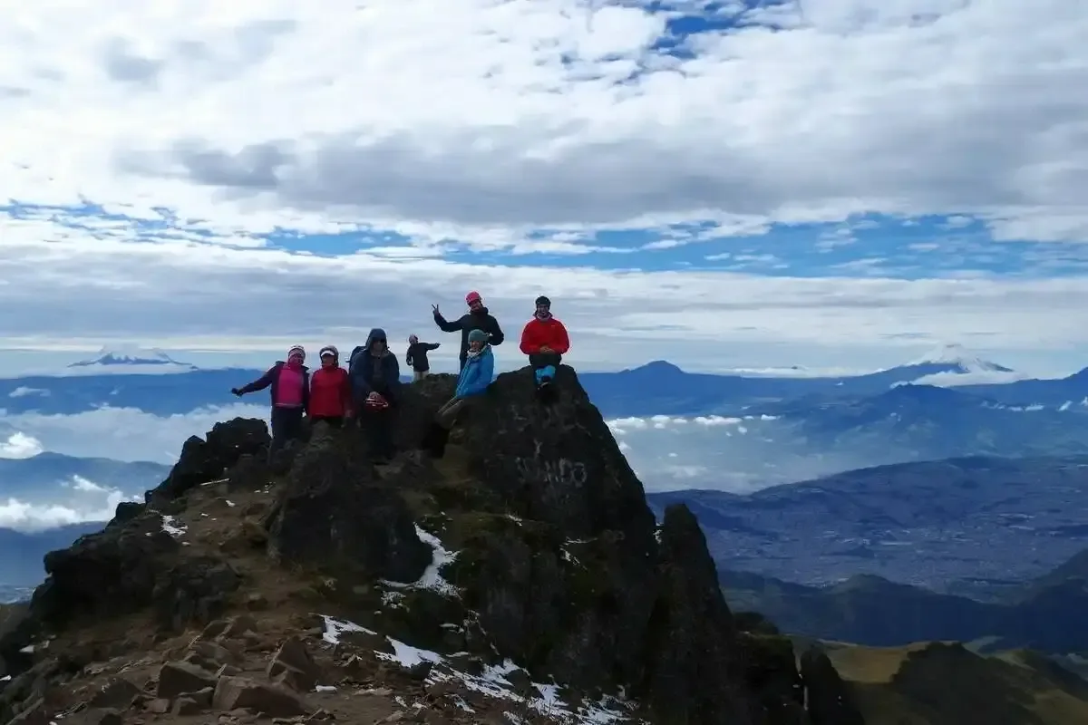 Touristengruppe oberhalb des Pichincha-Gebirgesp