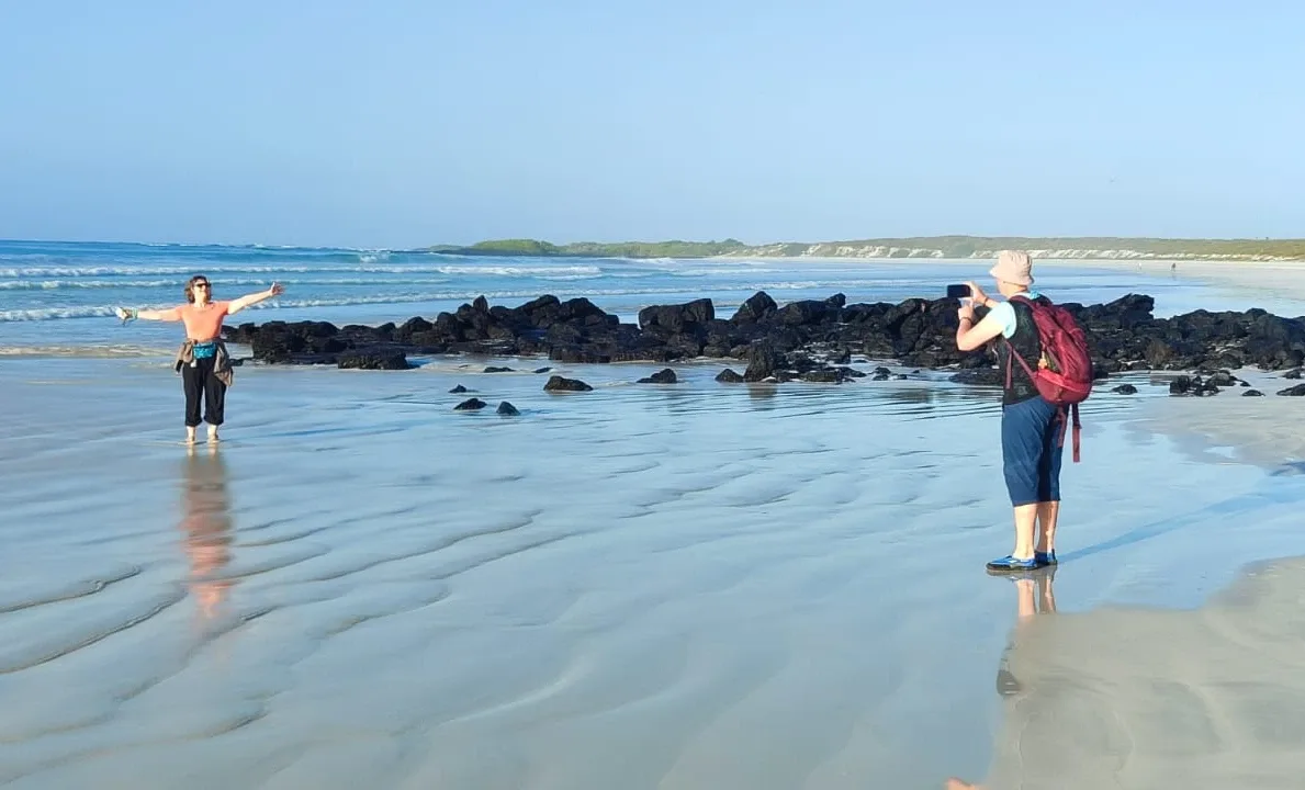 Touristen am ecuadorianischen Strand
