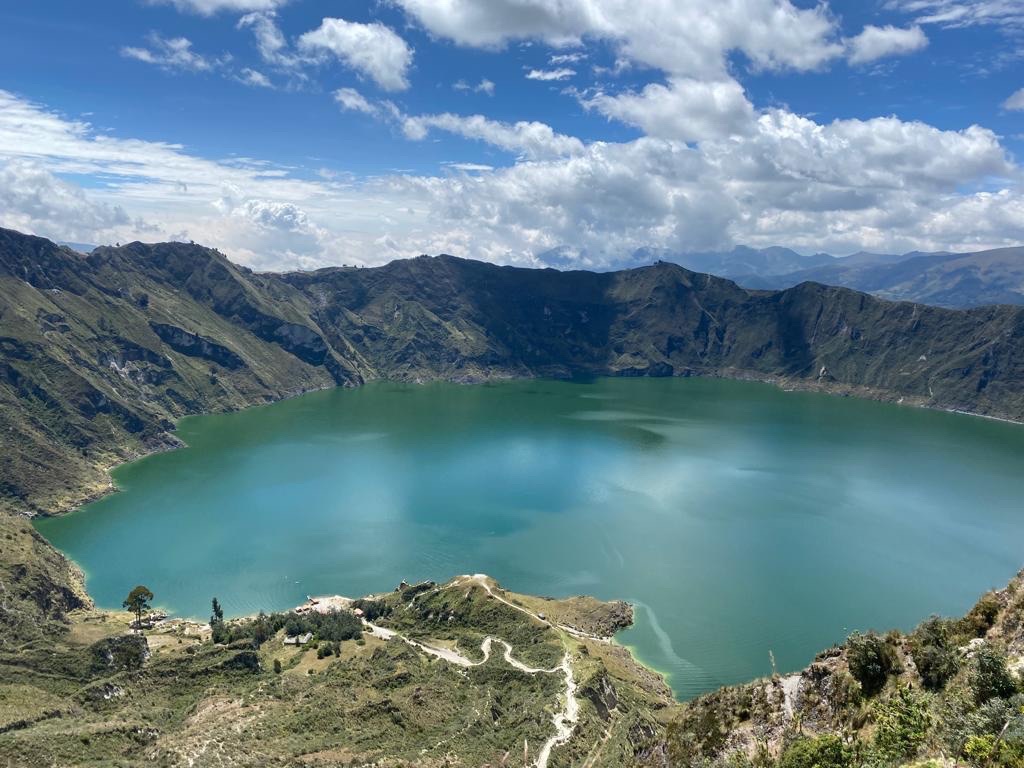 Panorama des türkisgrünen Quilotoa-Kratersees