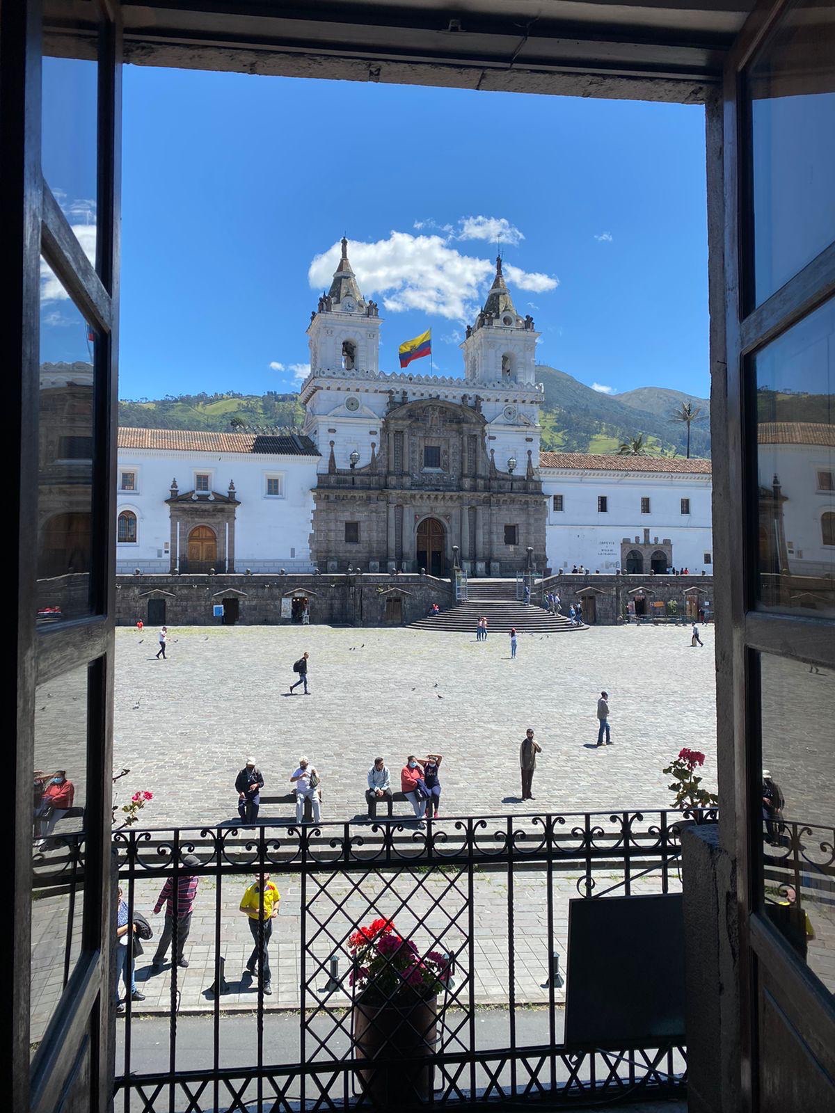 Kirche San Francisco mit Plaza in Quitos Altstadt