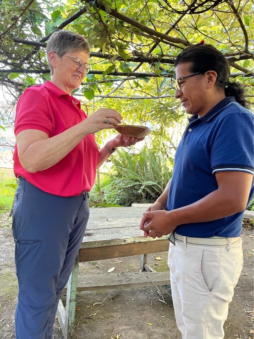 Gastfreundschaft: traditioneller Willkommens-Trunk in Otavalo