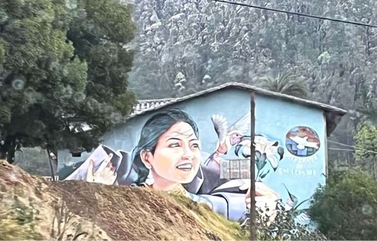 Streetart mit indigener Frau in Otavalo